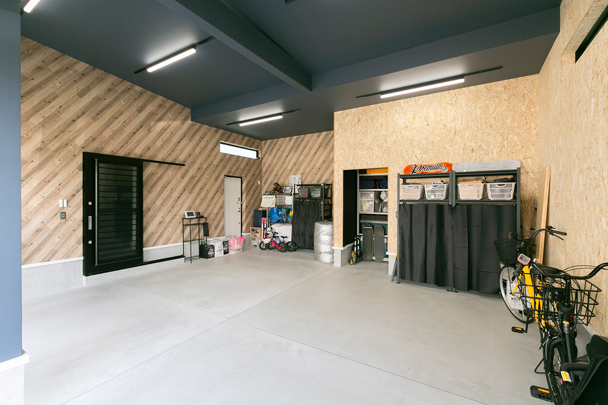 勾配天井の開放的なガレージ内はアウトドア用品などの収納場所もあり、外出などの用意もはかどります