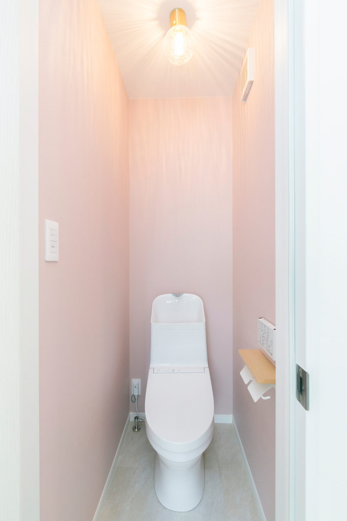 薄いピンクに照明の光の模様が映って、可愛らしいトイレ