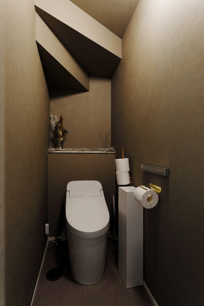 階段下1階のトイレは濃いグレーが落ち着いた雰囲気