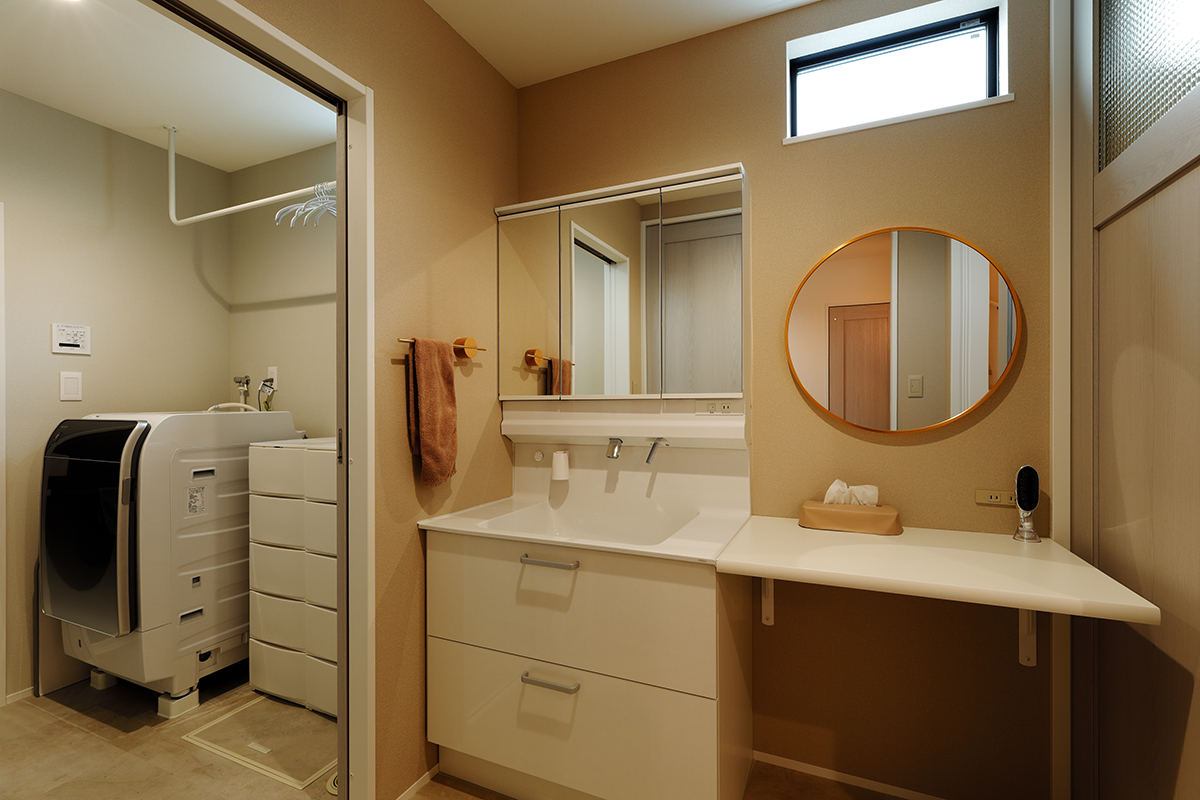 ベージュと鏡のゴールドが統一感あって素敵な洗面スペース